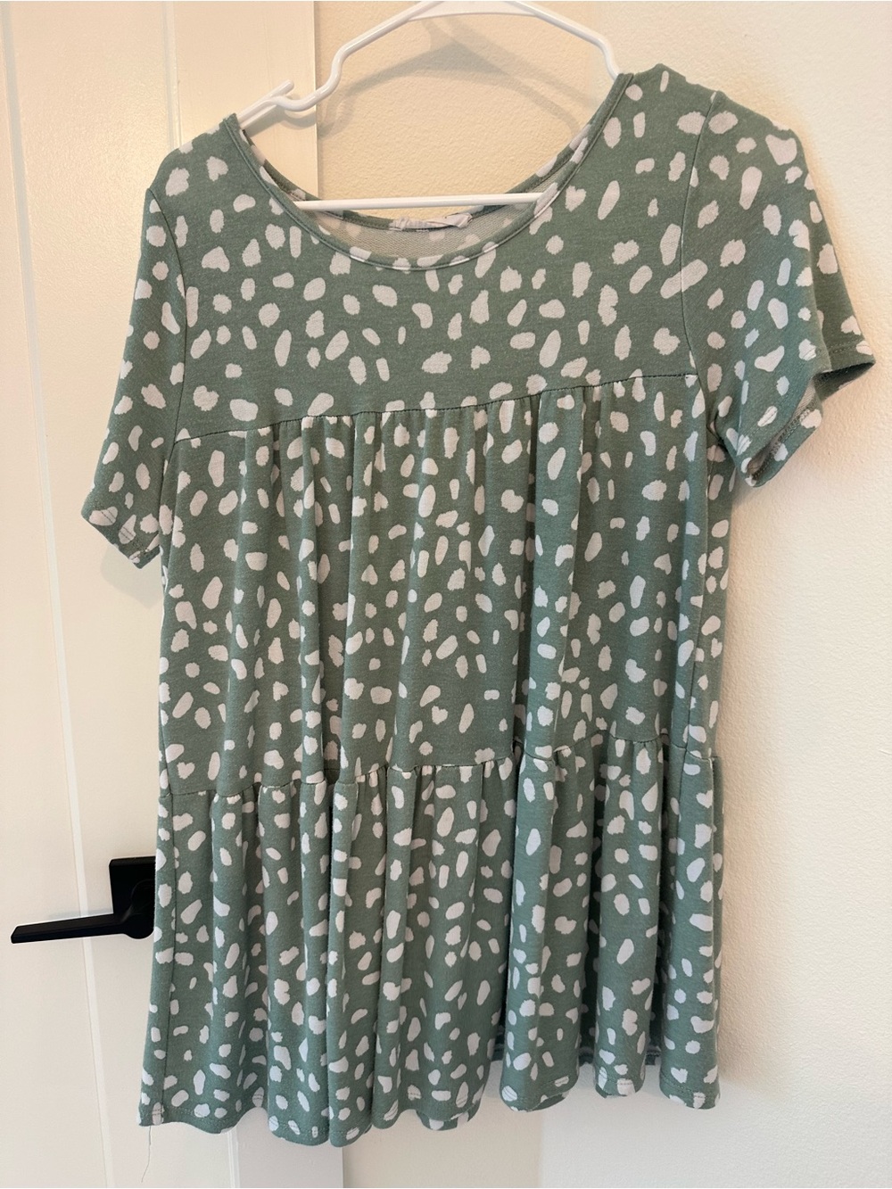 Short Sleeve Tiered Tunic Top in Sage with White Spot Print